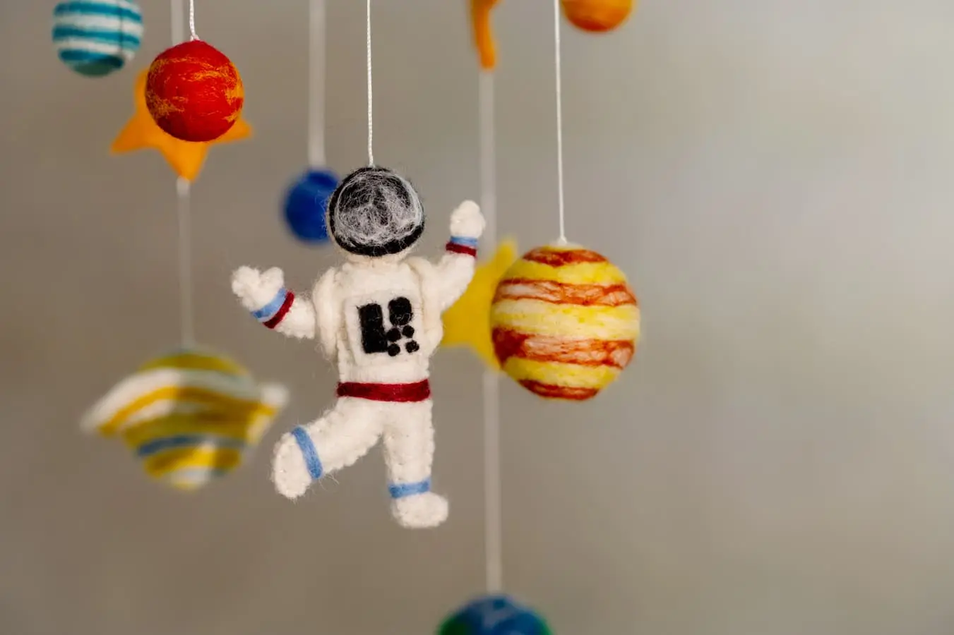 Carusel suspendat cu stele și planete, realizat manual din pâslă, cadou pentru camera bebelușului 11 Carusel suspendat cu stele și planete, realizat manual din pâslă, cadou pentru camera bebelușului
