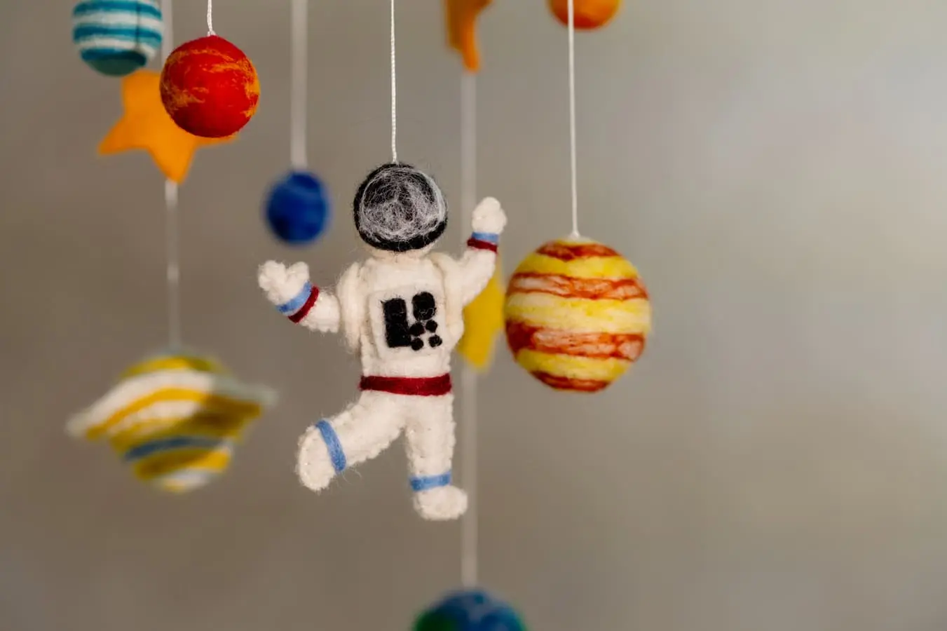 Carusel suspendat cu stele și planete, realizat manual din pâslă, cadou pentru camera bebelușului 10 Carusel suspendat cu stele și planete, realizat manual din pâslă, cadou pentru camera bebelușului
