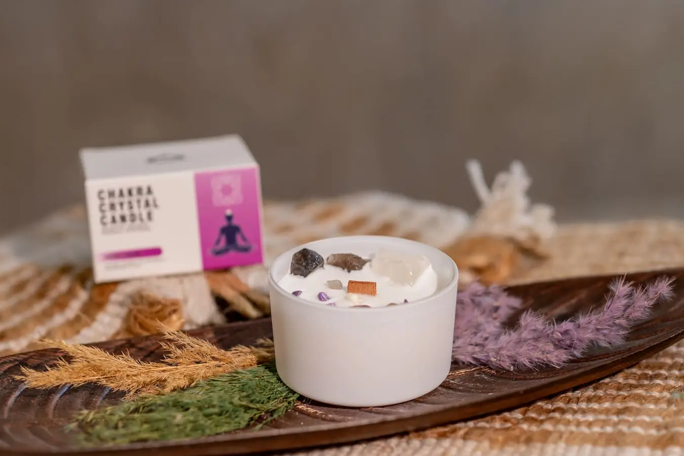 Lumânare parfumată chakra coroană cu cristale 175 gr 7 Lumânare chakra coroană cu cristale 175 gr