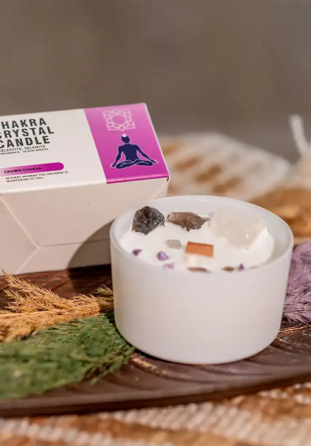 Lumânare parfumată chakra coroană cu cristale 175 gr 2 Lumânare chakra coroană cu cristale 175 gr