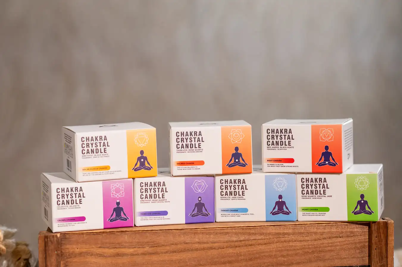 Lumânare parfumată chakra rădăcină cu cristale 175 gr 10 Lumânare chakra cu cristale 175 gr
