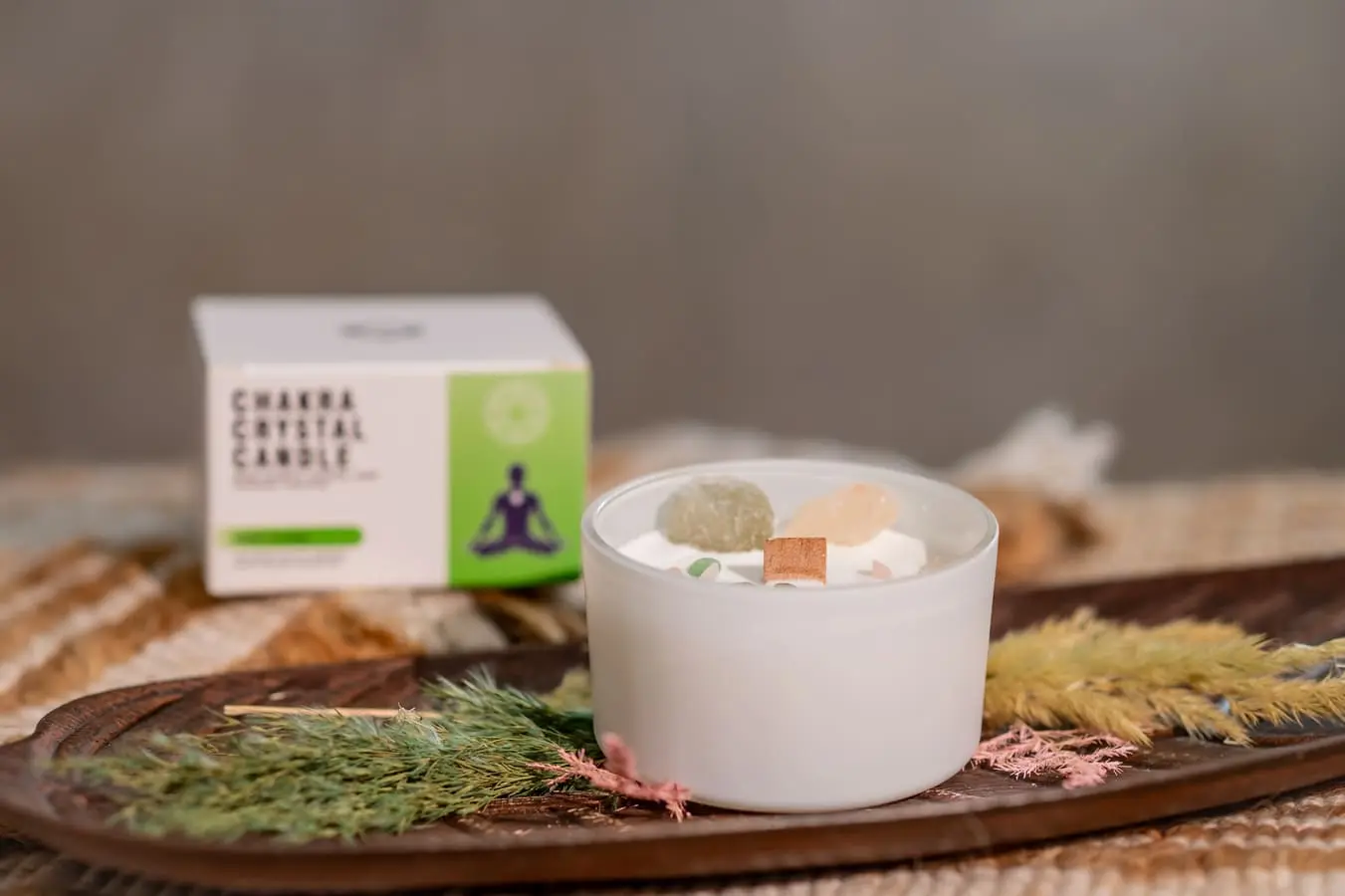 Lumânare parfumată chakra inimii cu cristale 175 gr 9 Lumânare chakra inimii cu cristale 175 gr