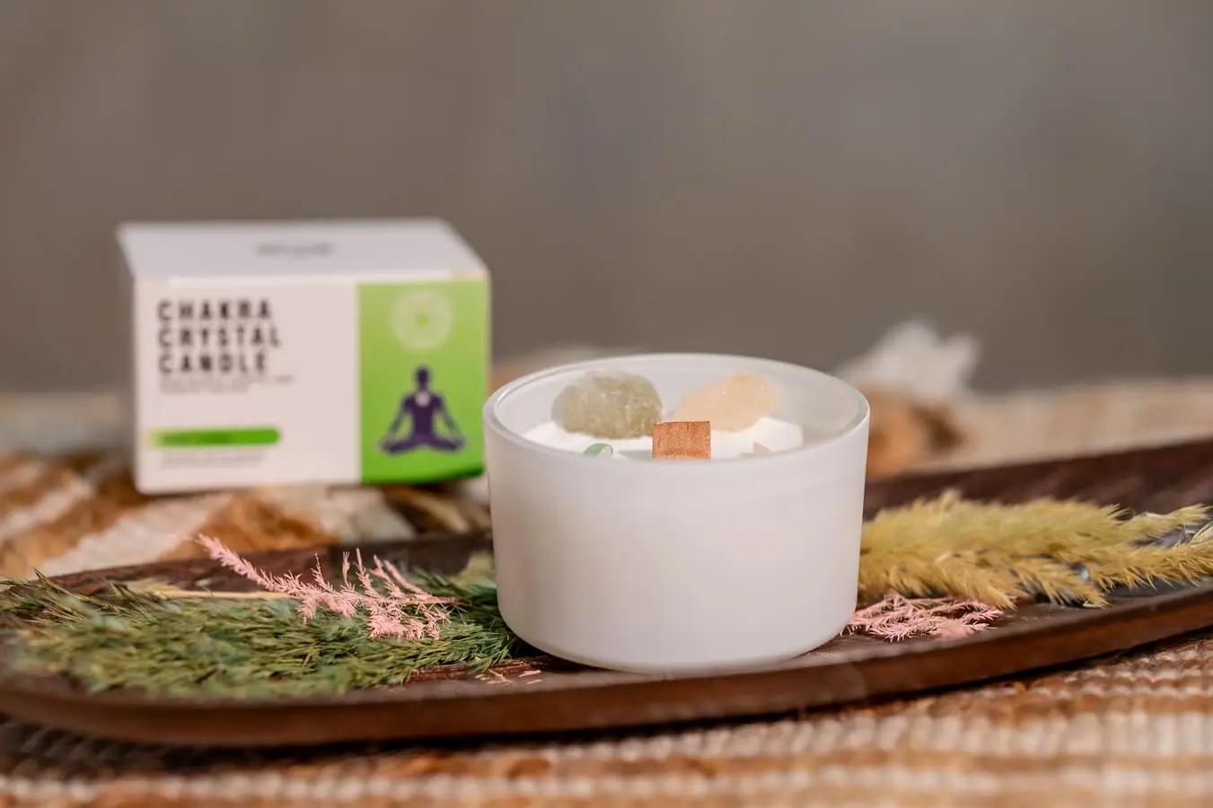 Lumânare parfumată chakra inimii cu cristale 175 gr 8 Lumânare chakra inimii cu cristale 175 gr