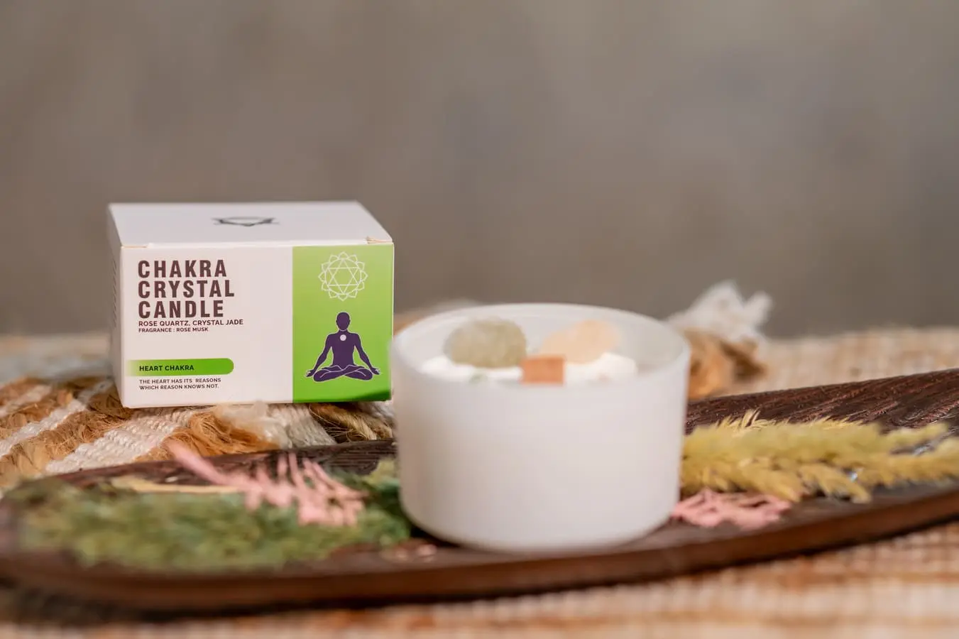 Lumânare parfumată chakra inimii cu cristale 175 gr 6 Lumânare chakra inimii cu cristale 175 gr