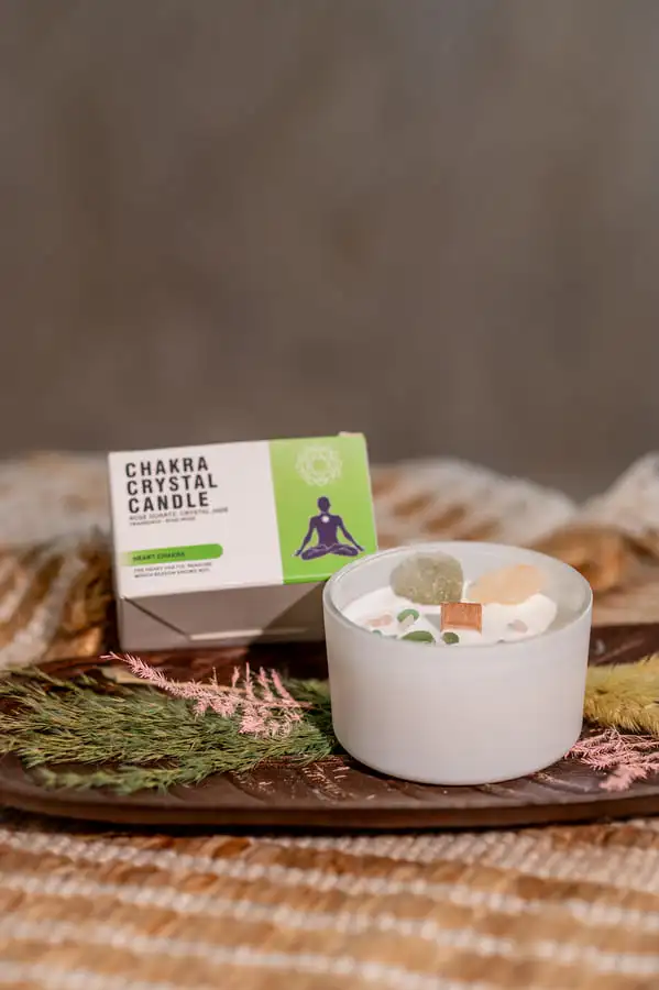 Lumânare parfumată chakra inimii cu cristale 175 gr 3 Lumânare chakra inimii cu cristale 175 gr