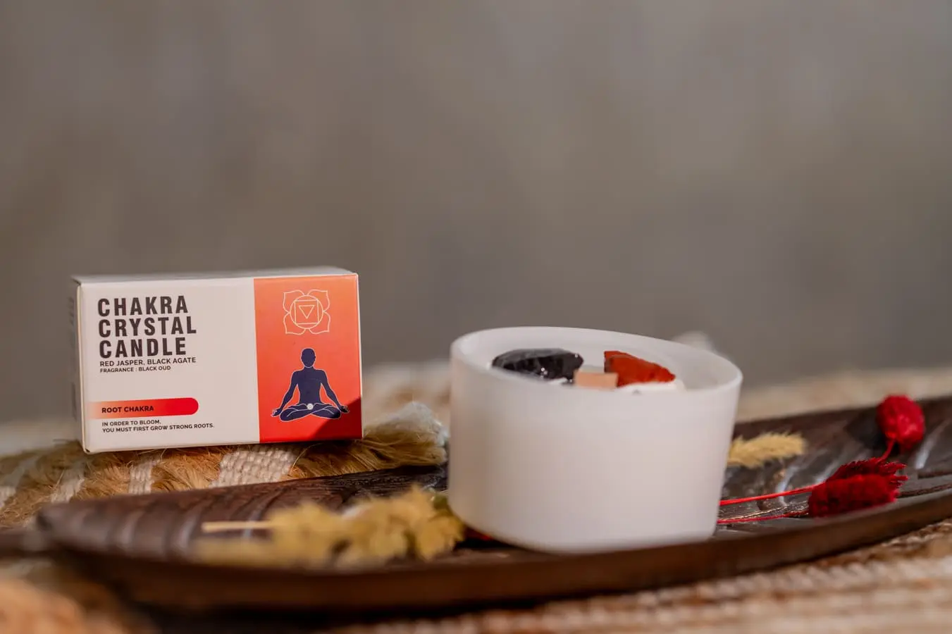 Lumânare parfumată chakra rădăcină cu cristale 175 gr 7 Lumânare chakra rădăcină cu cristale 175 gr