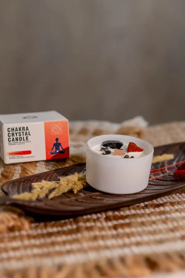 Lumânare parfumată chakra rădăcină cu cristale 175 gr 5 Lumânare chakra rădăcină cu cristale 175 gr