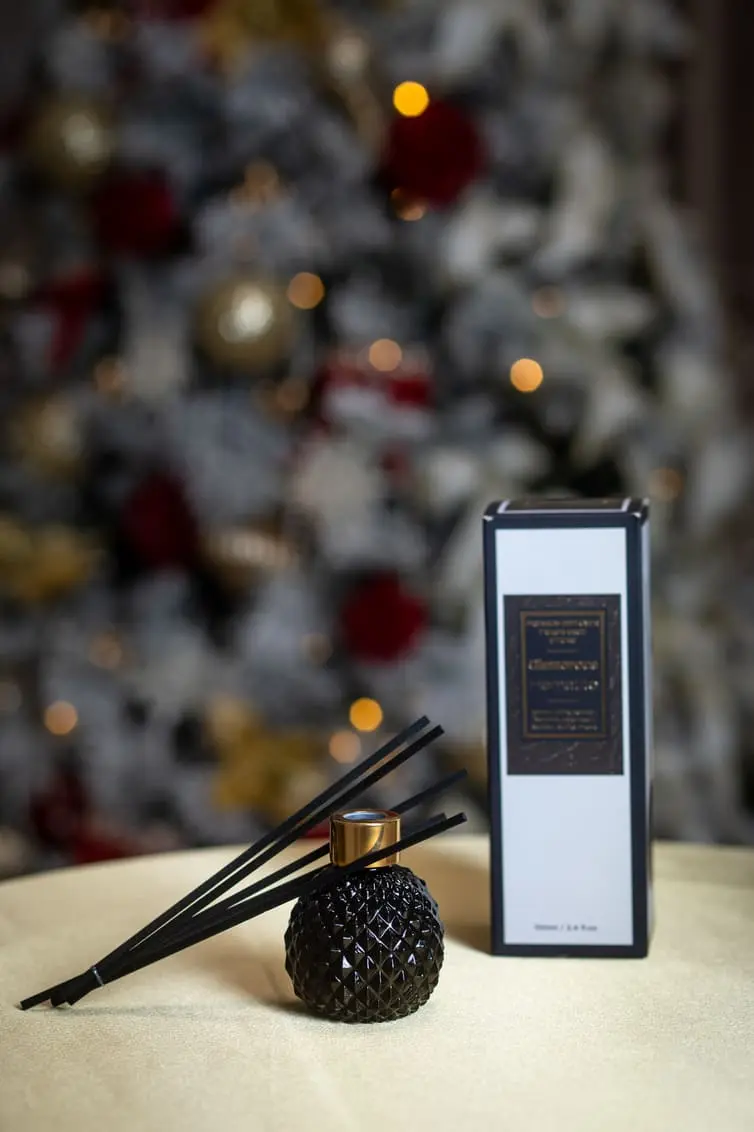 Odorizant Glamorous Hematite - Hematit 100 ml, aromă floral-rășinoasă cu accente balsamice, difuzor premium în recipient cristal 8 Odorizant Glamorous Hematite – Hematit 100 ml, aromă floral-rășinoasă cu accente balsamice, difuzor premium în recipient cristal